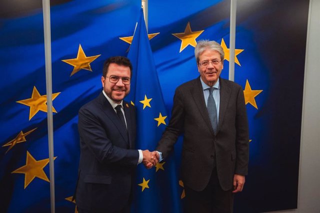 El president de la Generalitat, Pere Aragonès, amb el comissari europeu d'Economia, Paolo Gentilioni