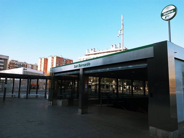 Estación de la línea 1 del Metro en San Bernardo, cerrada cinco horas tras un conato de incendio en una escalera mecánica.