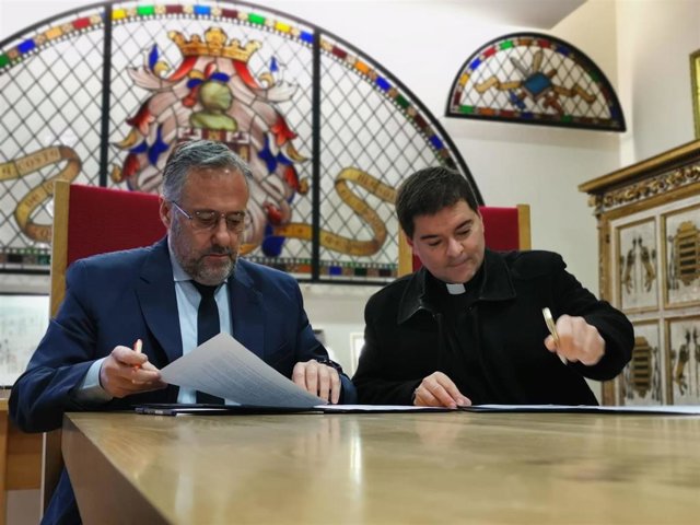 El presidente de las Cortes de Castilla y León, Carlos Pollán, y el abad de San Isidoro, Luis García, firman el convenio de colaboración con la Fundación de Castilla y León para la musealización de la capilla de San José.