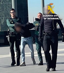 Detención de uno de los acusados de extorsionar a una mujer en Granada.