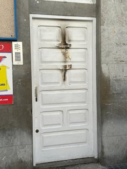 Una de las puertas de acceso al CEIP Tauro, en Las Palmas de Gran Canaria, que han intentado quemar