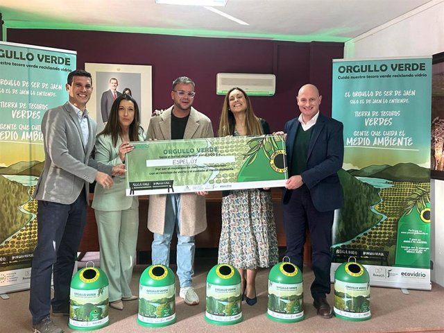 La FAMP entrega al municipio de Espelúy (Jaén) el premio 'Orgullo verde'.