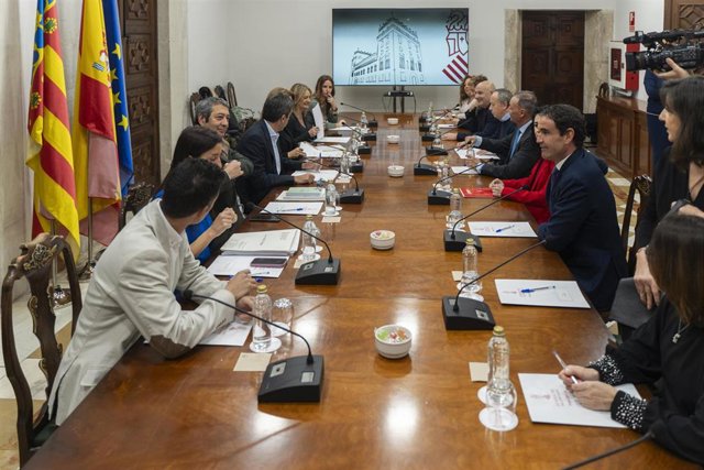 Vista general. El president de la Generalitat, Carlos Mazón, preside la reunión de constitución de la nueva Mesa de Diálogo Social de la Comunitat Valenciana, en el Palau de la Generalitat