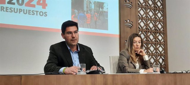El diputado de Recursos Humanos y Régimen Interior de la Diputación de Badajoz, Ramón Díaz Farias, comparecen en rueda de prensa