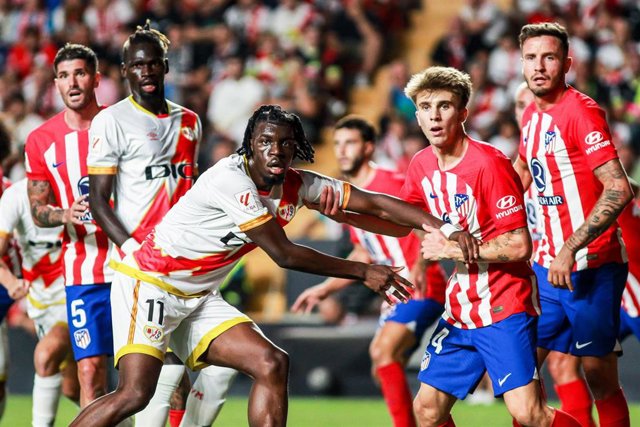 Archivo - El jugador del Rayo Vallecano Randy Nteka pugna con el centrocampista del Atlético de Madrid Pablo Barrios, en el partido de LaLiga EA Sports 2023-2024 disputado en Vallecas. 