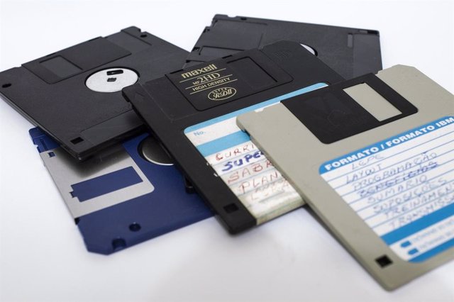El formato físico de almacenamiento conocido como disquetes.