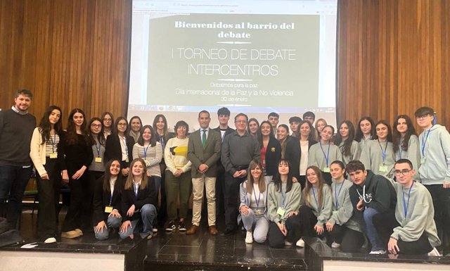 Solano, junto a participante y docentes implicados en el debate.