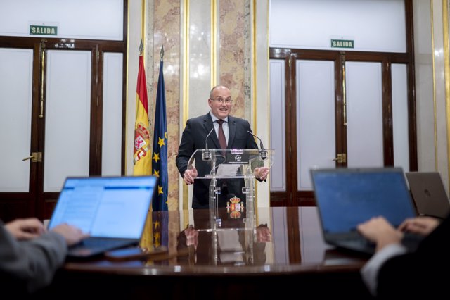 El portavoz del Grupo Parlamentario Popular en el Congreso, Miguel Tellado, realiza unas declaraciones a la prensa