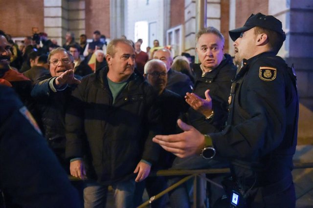 Archivo - Decenas de personas durante una manifestación contra la amnistía frente a la sede del PSOE en Ferraz, a 20 de noviembre de 2023, en Madrid (España). 