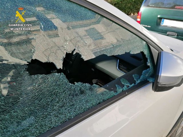 Uno de los coches destrozados en Lora del Río (Sevilla).