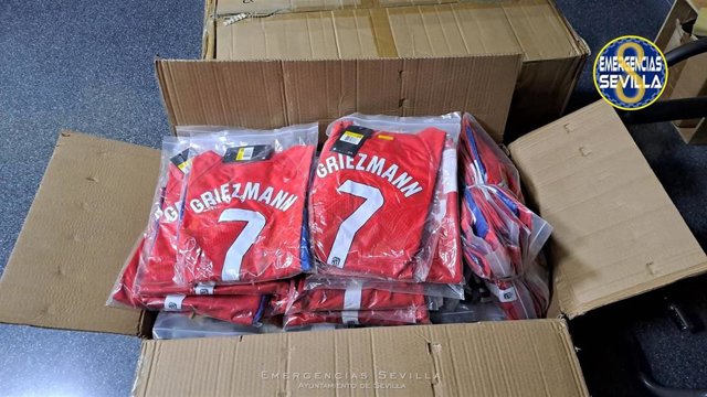 Prendas deportivas falsificadas intervenidas por la Policía Local de Sevilla.