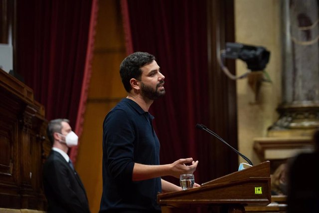 Archivo - El diputado de ERC, Ruben Wagensberg, interviene durante una sesión plenaria en el Parlament de Cataluña, a 19 de octubre de 2021, en Barcelona, Cataluña (España).