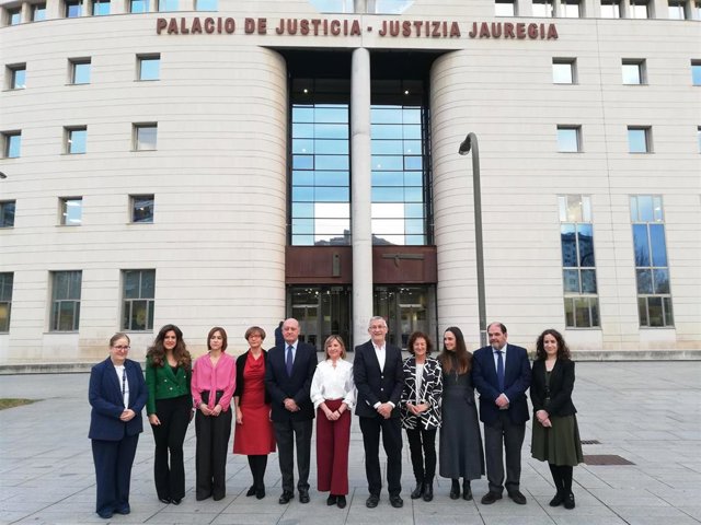 Félix Taberna, Amparo López y Joaquín Galve en la entrada del Palacio de Justicia tras visitar el nuevo juzgado de violencia sobre la mujer de Pamplona.