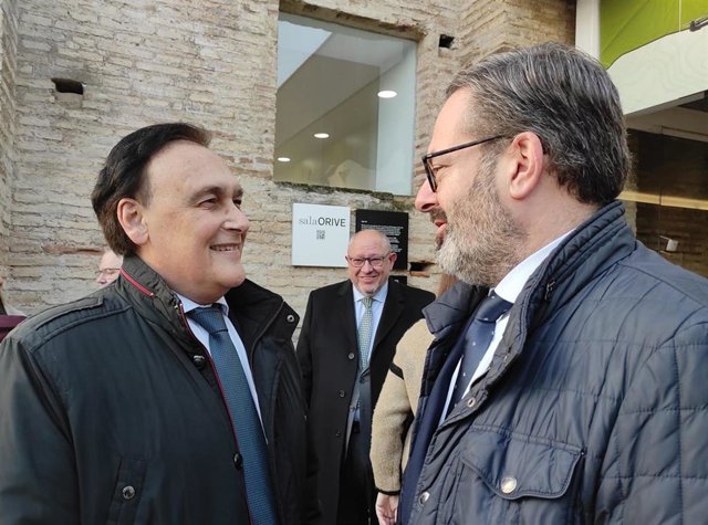 Villamandos (izda.) habla con el delegado del Gobierno andaluz en Córdoba, Adolfo Molina, en presencia del rector de la UCO, Manuel Torralbo (centro, al fondo).