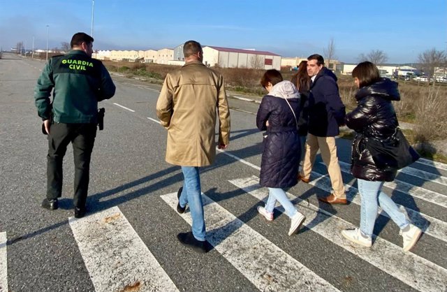 Equipo de Gobierno y miembros de la Guardia Civil visitan los terrenos que podrían acoger la instalación.