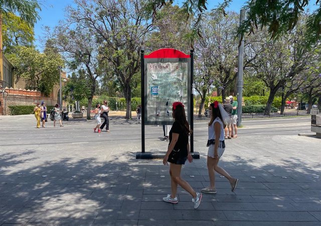 Archivo - Jóvenes, ataviadas con la vestimenta de las despedidas de soltera, pasean por la calle San Fernando de Sevilla, volviéndose a ver estas estampas tan típicas de  antes de la pandemia a 06 de junio del 2021 en Sevilla, Andalucía, España.