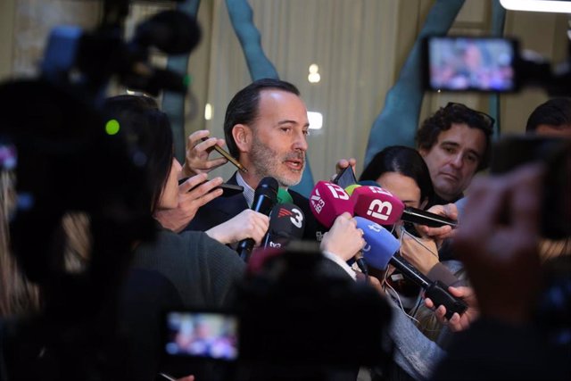 El presidente del Parlament, Gabriel Le Senne, atiende a los medios tras la Mesa del Parlament.