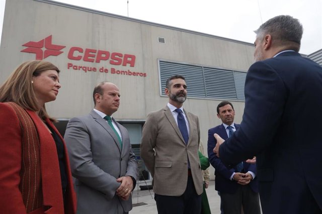 El consejero de Sostenibilidad, Medio Ambiente y Economía Azul, Ramón Fernández-Pacheco, en una visita a la nueva planta de tratamiento y reutilización de agua de Cepsa en el municipio gaditano de San Roque.