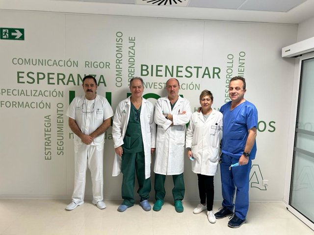 Profesionales de los servicios de UCI y Cirugía del Hospital de Linares.