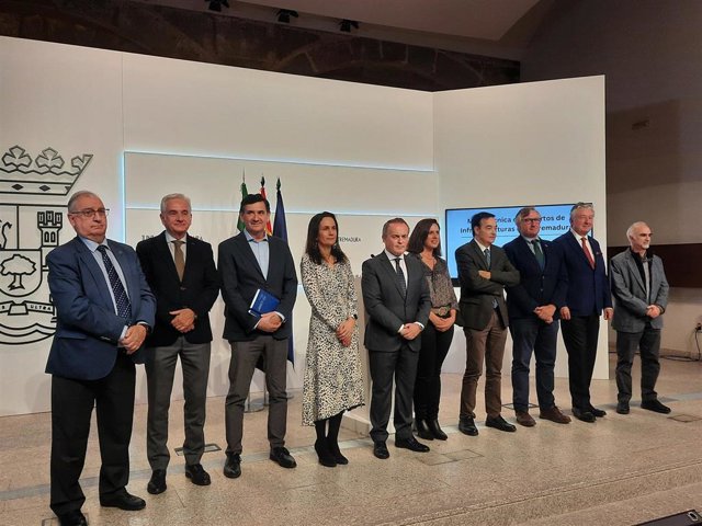 El consejero de Infraestructuras, Transporte y Vivienda, Manuel Martín Castizo, en el centro de la imagen con integrantes de la 'Mesa técnica de expertos en infraestructuras de Extremadura'