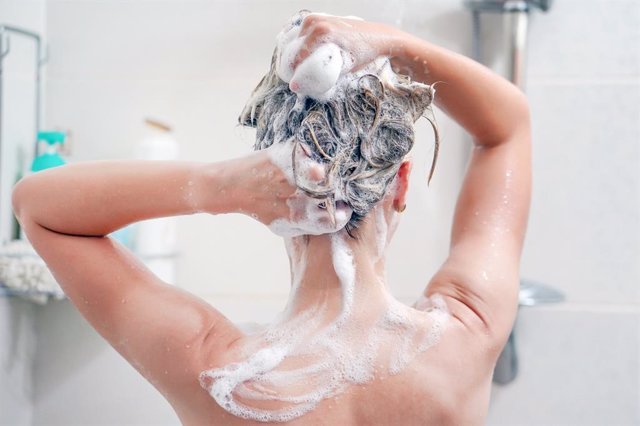 Archivo - Mujer lavándose el pelo en la ducha.