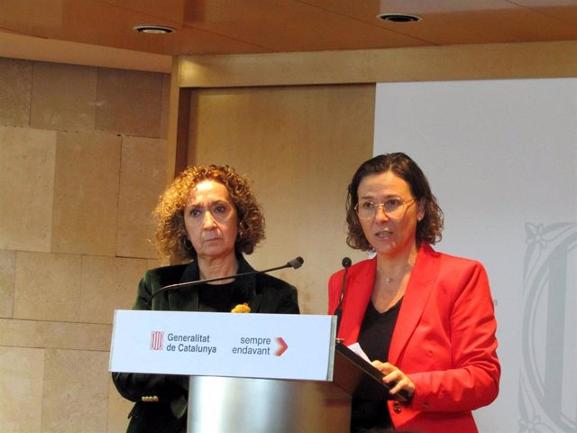 La consellera de Territorio de la Generalitat, Ester Capella, junto a la directora general de Ports de la Generalitat, Annabel Moreno, en rueda de prensa