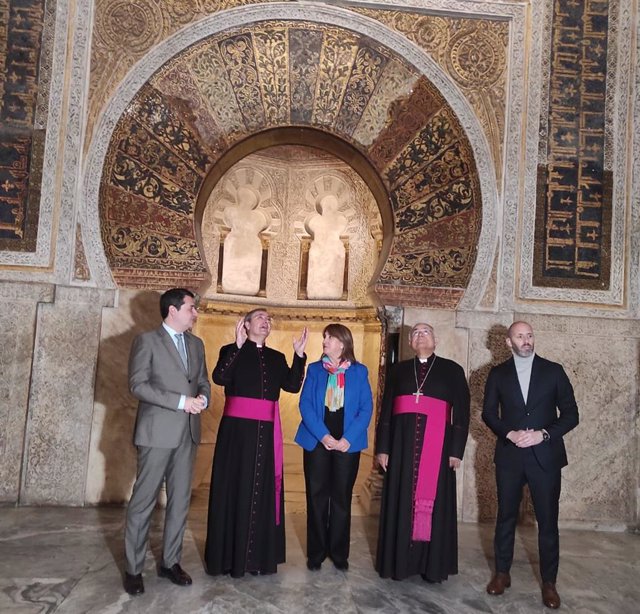 El deán y el obispo observan la cúpula central de la macsura, ante el mihrab, acompañados del alcalde (izda.), la subdelegada (centro) y el delegado de Cultura de la Junta (dcha.)