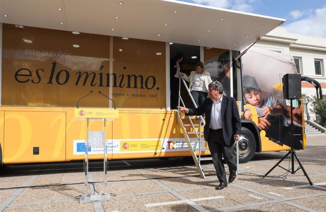Archivo - (I-D) El ministro de Inclusión, Seguridad Social y Migraciones, José Luis Escrivá baja de un autobús informativo del Ingreso Mínimo Vital, en la sede del Ministerio, a 17 de octubre de 2022, en Madrid (España). 