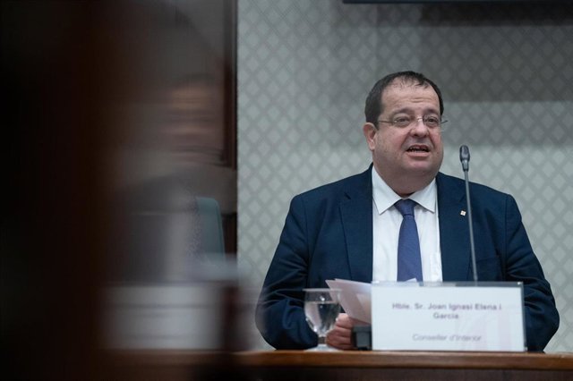 El conseller de Interior de la Generalitat, Joan Ignasi Elena, durante la Comisión de Interior en el Parlament.