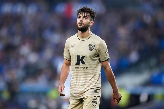 Archivo - Arnau Puigmal, en un partido con la UD Almería.