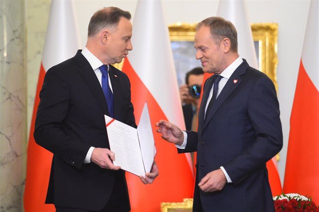 Archivo - El presidente de Polonia, Andrzej Duda, y el primer ministro Donald Tusk durante la toma de posesión del jefe de Gobierno, en diciembre de 2023.