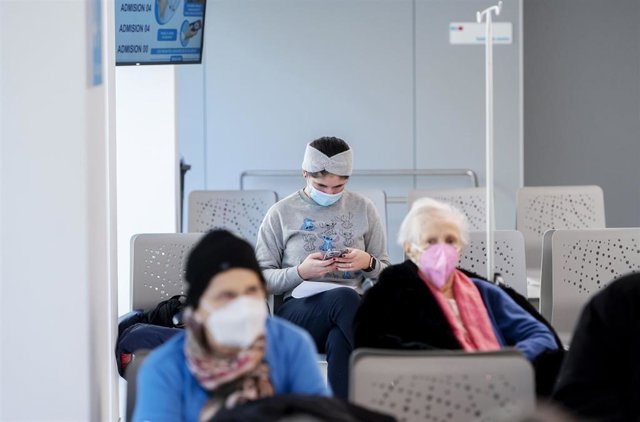 Una joven con mascarilla 