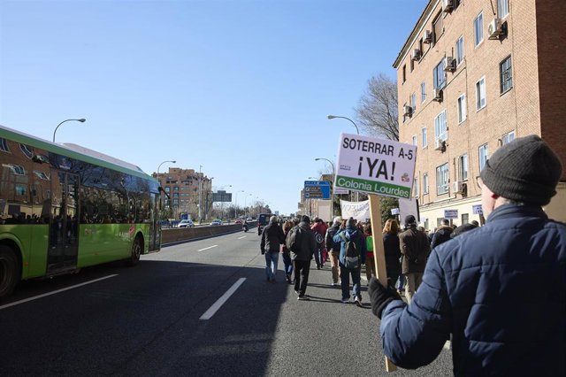 Archivo - Varios manifestantes durante una marcha convocada para protestar por los perjuicios de la autovía A-5 al paso por el distrito de Latina, en el Paseo de Extremadura