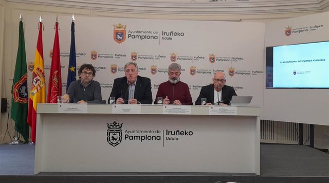 El alcalde de Pamplona, Joseba Asiron, junto a los concejales Joxe Abaurrea, Koldo Martínez y Txema Mauleón