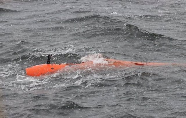 El AUV se programa con antelación y luego se envía en largos viajes bajo los glaciares de la Antártida.