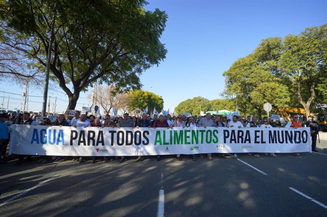 Agricultores de Huelva se manifiestan en Sevilla este jueves para reivindicar las infraestructuras hidráulicas pendientes en la provincia.