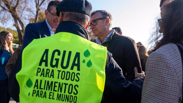 El portavoz de Vox en el Parlamento de Andalucía, Manuel Gavira, en la manifestación de los agricultores onubenses en Sevilla junto a otros miembros de su formación.