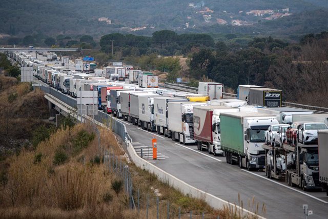 Cua de camions a França procedents d'Espanya
