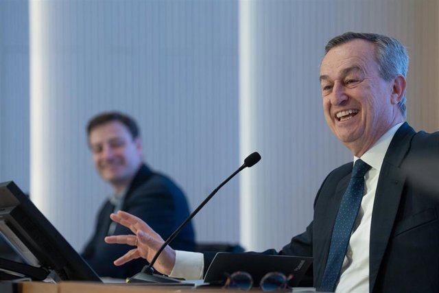 El consejero delegado de Banco Sabadell, César González-Bueno, junto al director financiero, Leopoldo Alvear.