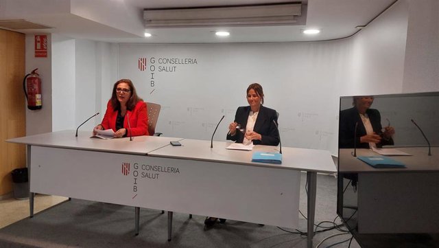 La consellera de Salud, Manuela García, y la directora general de Salud Pública, Elena Esteban, durante una rueda de prensa.