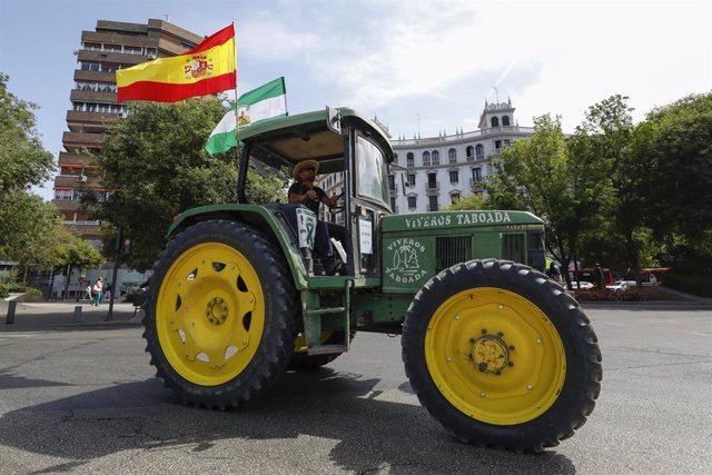 Archivo - Regantes durante la tractorada para reclamar la autorización del riego con aguas regeneradas en mayo de 2023