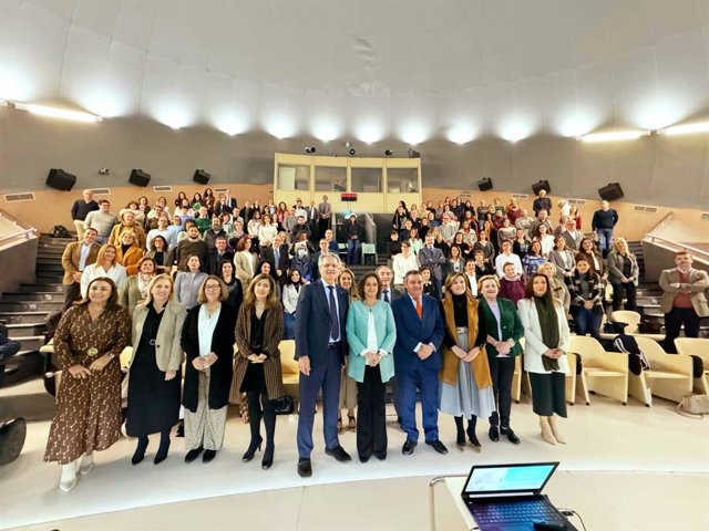 Foto de familia de los participantes en las jornadas organizadas por la Dirección General de Atención Sociosanitaria, Salud Mental y Adicciones de la Junta de Andalucía.
