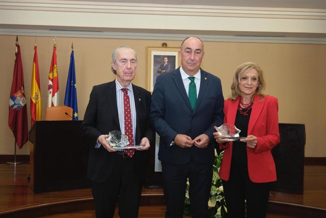 El presidente de la Diputación entre De Cuenca y Martínez Muñoz.