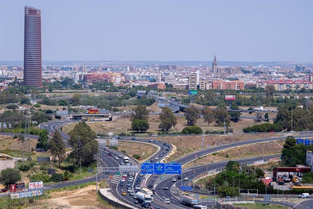 Archivo - Imagen de archivo de carreteras de acceso a Sevilla capital. 
