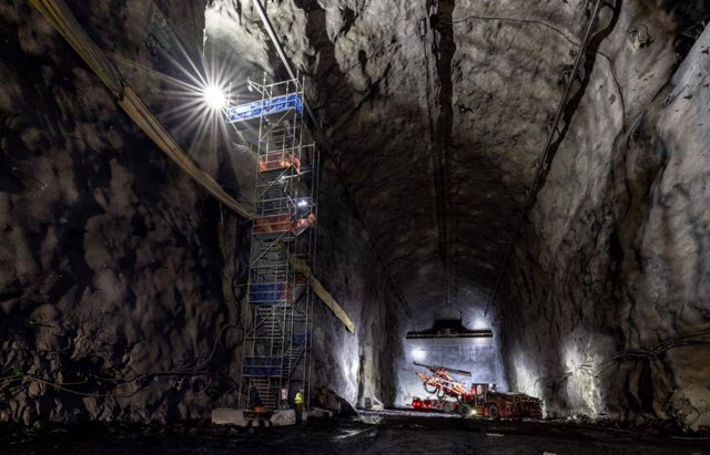 Imagen de una de las cavernas para los detectores de DUNE, con una altura como la de un edificio de siete pisos