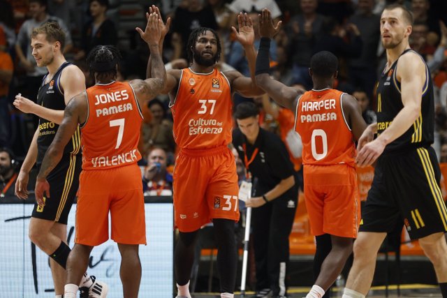 Semi Ojeleye celebra una canasta en un partido del Valencia Basket.