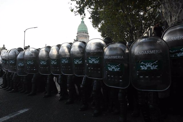 Nuevos enfrentamientos entre Policía y manifestantes fuera del Congreso durante el debate de la 'ley ómnibus'