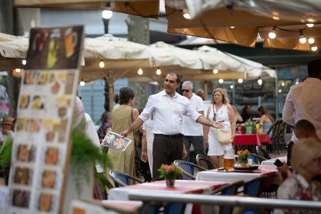 Archivo - Un camarero atiende en las Ramblas de Barcelona