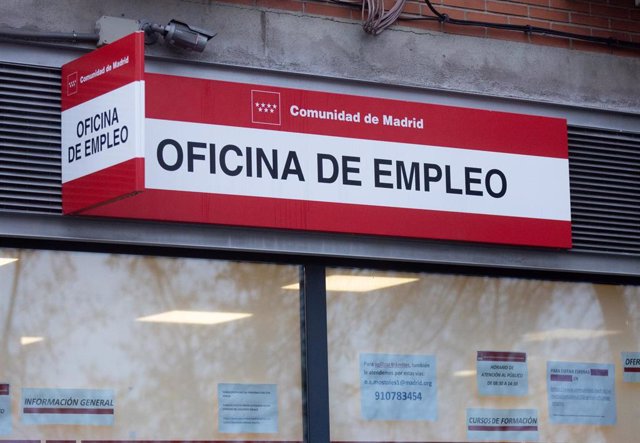 Un cartel de una oficina del SEPE de Móstoles, a 3 de enero de 2024, en Móstoles, Madrid (España). 