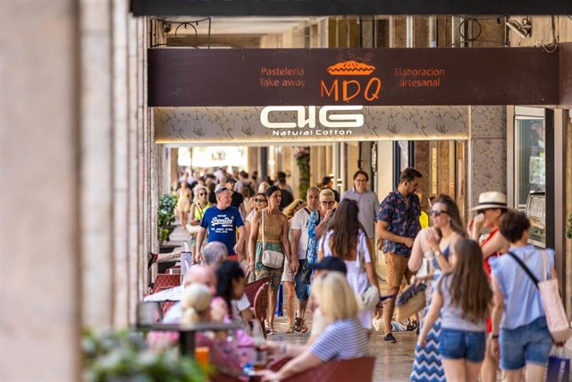 Archivo - Varias personas pasean por el centro, a 15 de julio de 2023, en Palma, Mallorca, Baleares (España). 